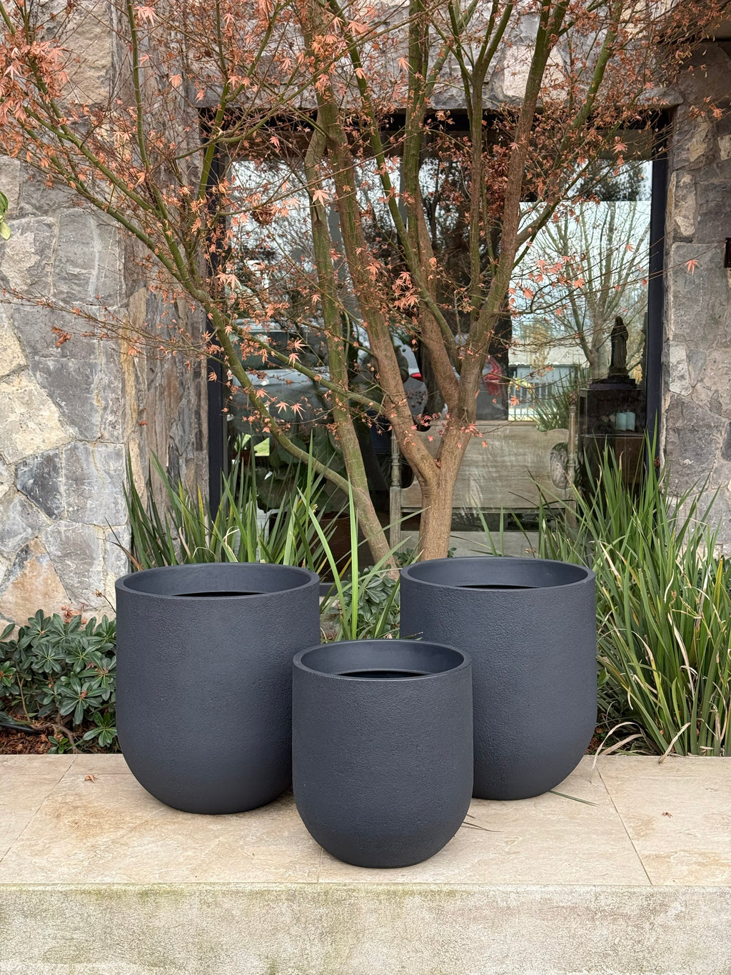 Macetero Angkor de polietileno color grafito – Viet Pottery