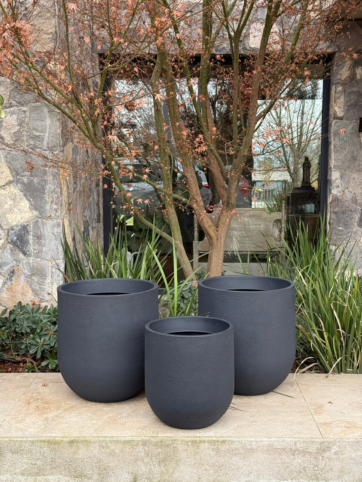 Macetero Angkor de polietileno color grafito – Viet Pottery